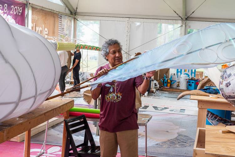 Lead artist Héctor Castellanos Lara placing the wings on his dragonfly.